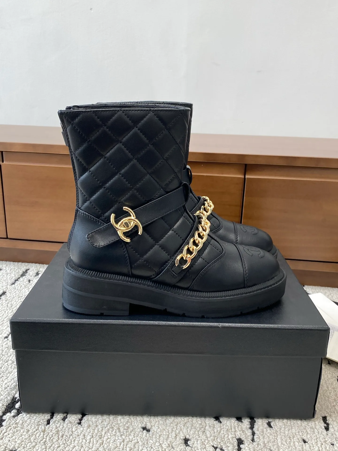 👟👟Ex-factory price 700👟👟 High version🍀 CHANEL 2025s autumn and winter series short boots, made of imported cowhide, with an additional height of 5cm to show leg length. Chanel's classic rhombus is used on the boot shaft, which Xiao Meimei particularly likes. This is Chanel's most popular style this autumn and winter. In addition, the entire boot shaft is equipped with a classic chain and school bag buckle. It is made of full-grain cowhide and uses a rear zipper. It is easy to put on the foot and super comfortable. It is a must-have for this autumn and winter. 🔴 Upper material: imported cowhide leather with anti-rust metal chain ❤︎ Consistently authentic ❤︎ Outsole: original Italian anti-slip rubber outsole Number of yards: 35-40 (40 is custom-made, non-refundable and non-exchangeable) Buy now 👉 Buy now 👉 Buy now 👉 Buy now 👉 Buy now 👉 Buy now 👉 Buy now 👉 Buy now 👉 Buy now 👉 Buy now 👉